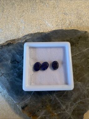 Lapis lazuli oval shaped set of 3 loose gemstones in collectors box 8 x 6 MM